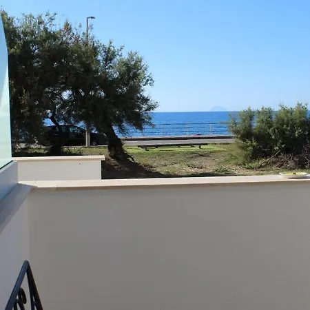 90 Secondi Dal Letto Al Mare Apartment *